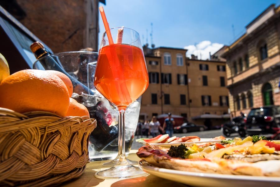 Aperol,spritz,cocktail,and,italian,pizza,on,a,piazza,santa